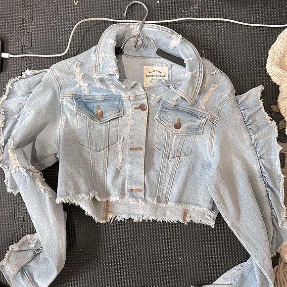 NEW LIGHT DENIM CROPPED JACKET WITH DETAILED SLEEVES - Picture 3 of 3